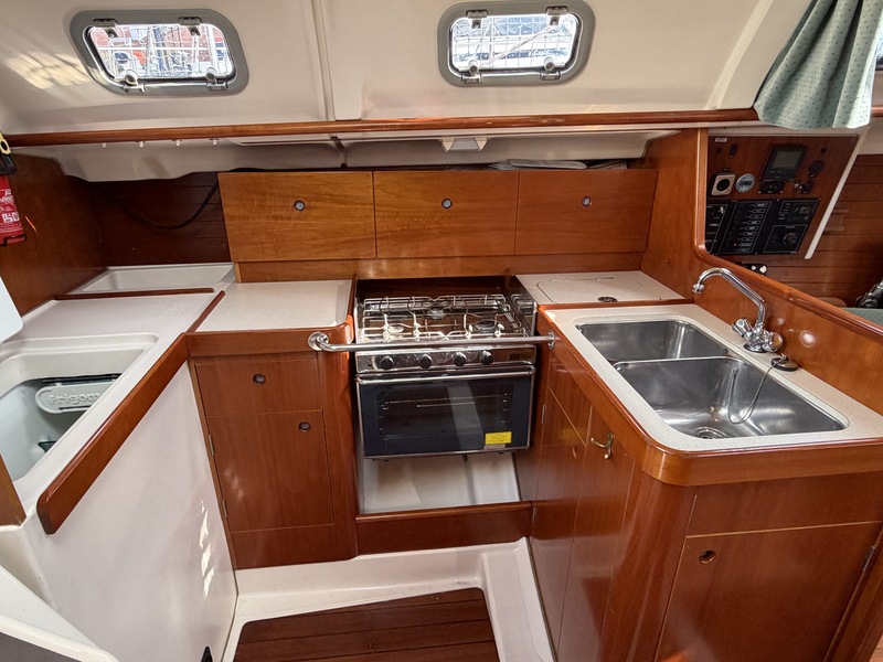 Beneteau Oceanis 321 — foto 3 van 48