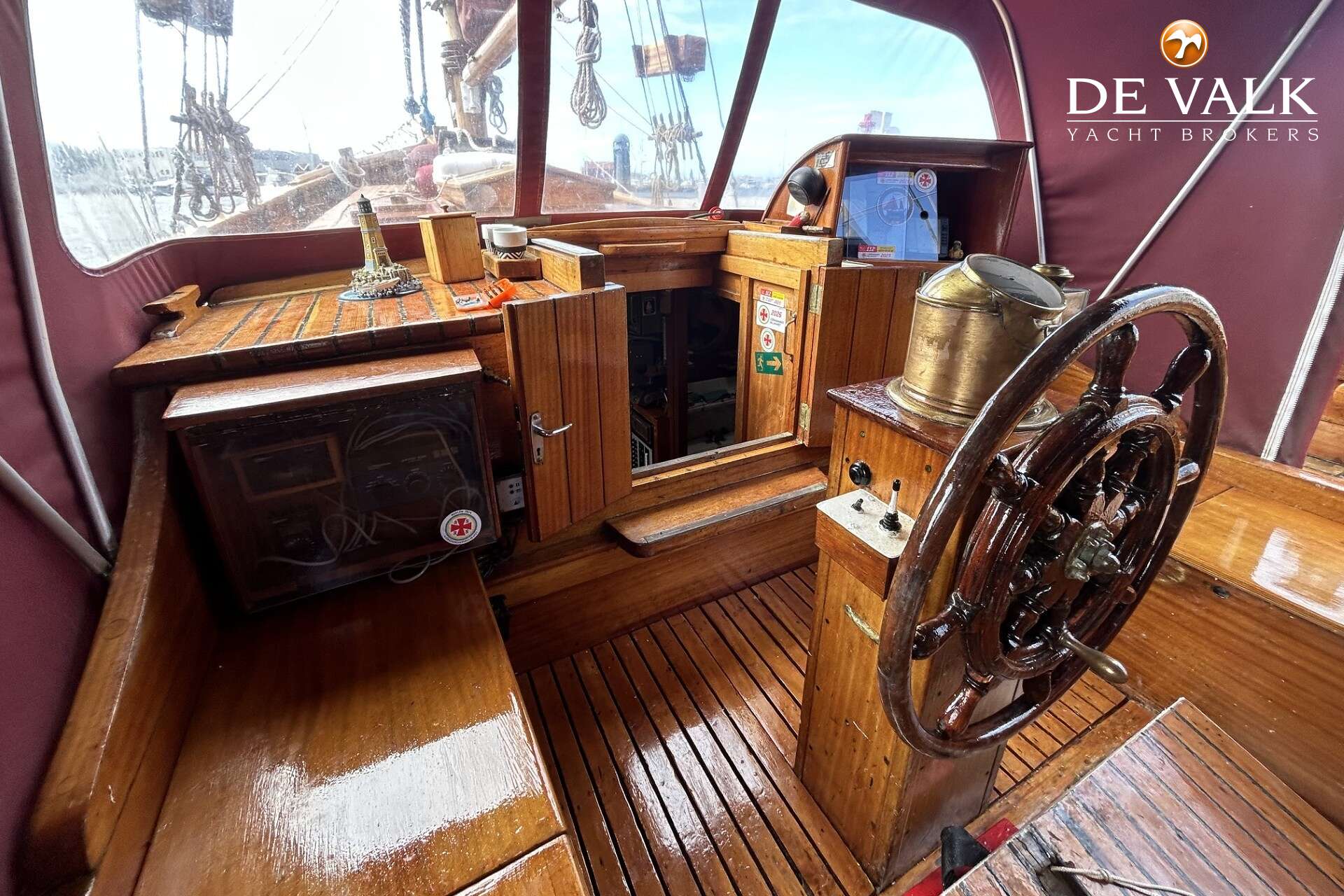 Small sailing ship From Laso — foto 5 van 35