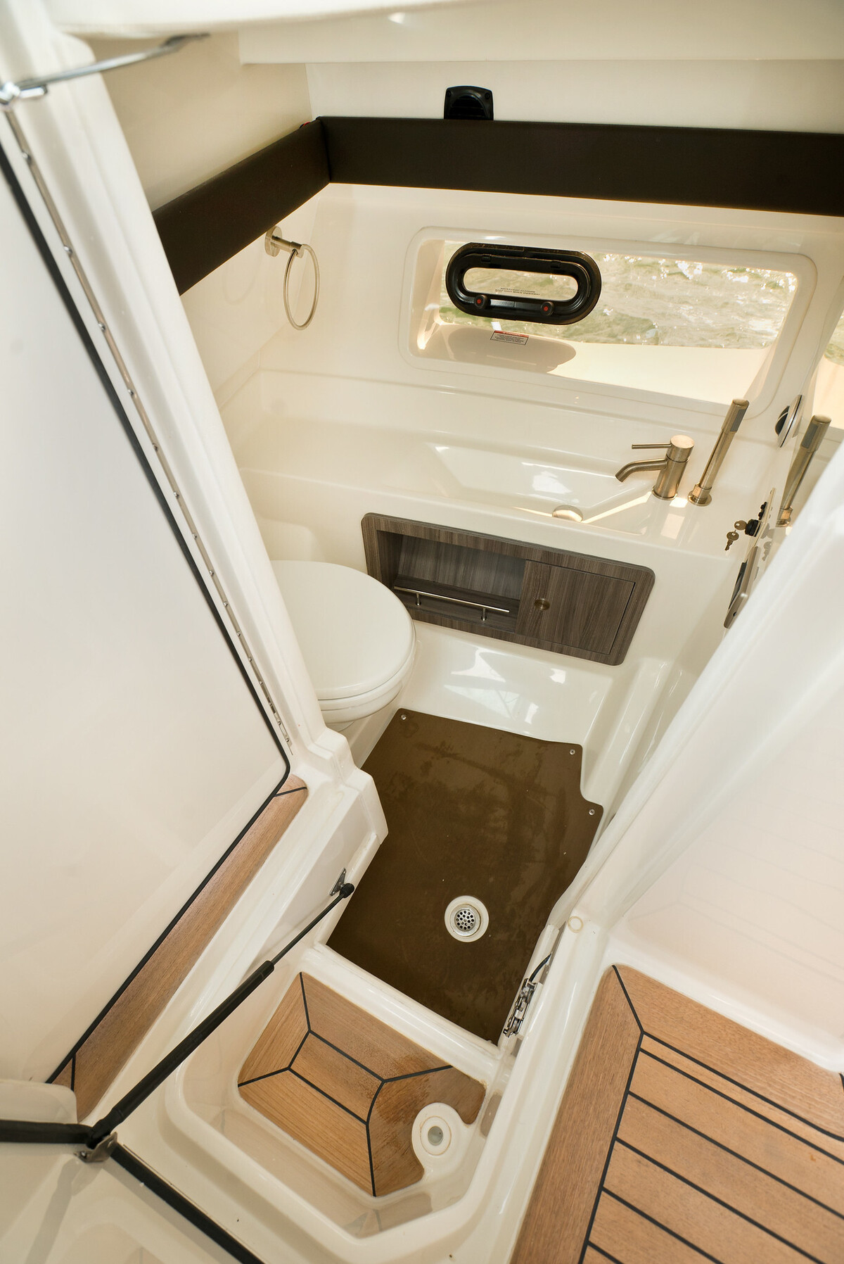 Sea Ray SLX 350 Outboard — foto 17 van 20