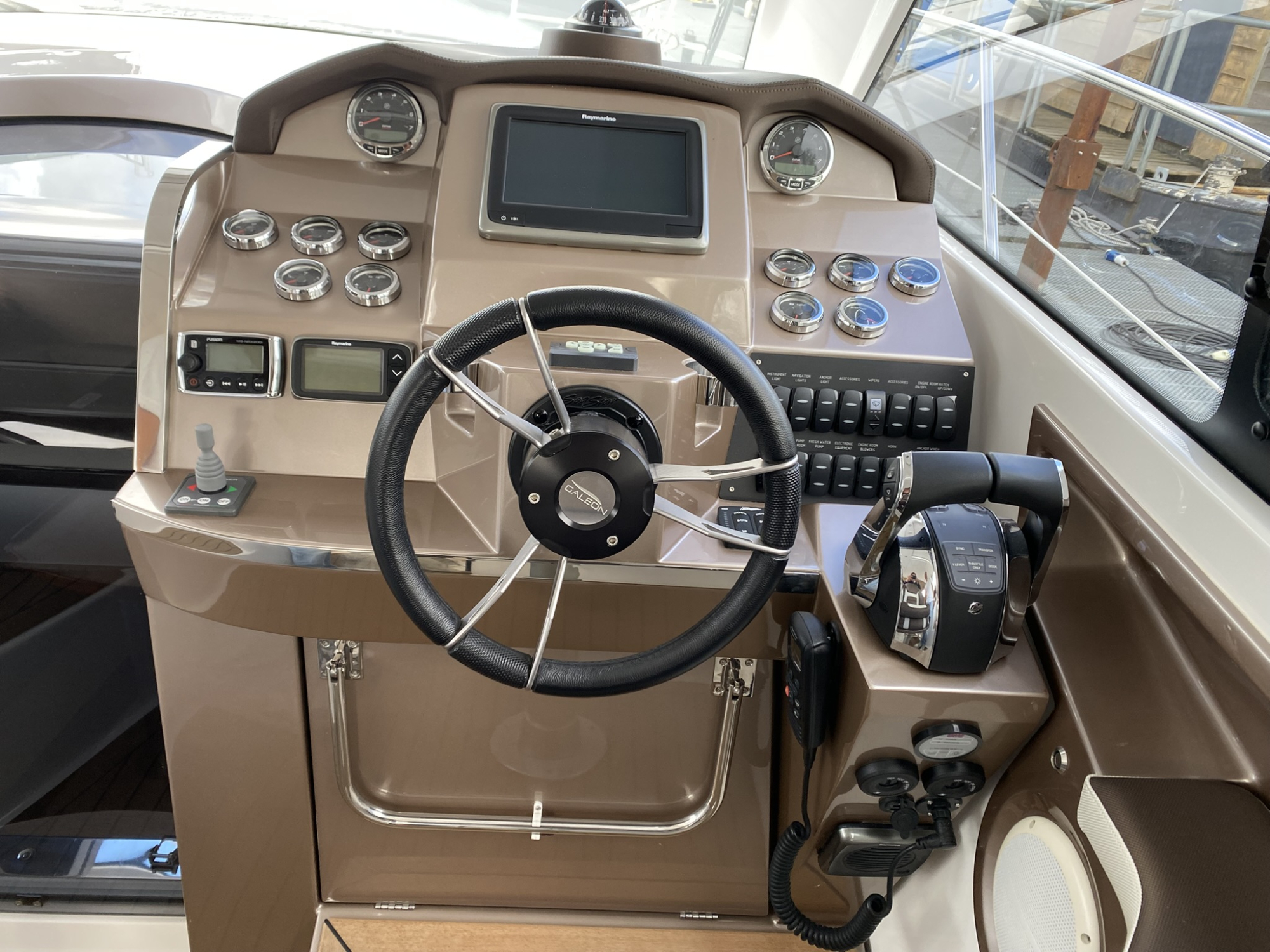 Galeon Yachts Galeon 325 HTS met 2 x Mercruiser 4.5l MPI 250 pk - Bouwjaar 2017 — foto 5 van 23