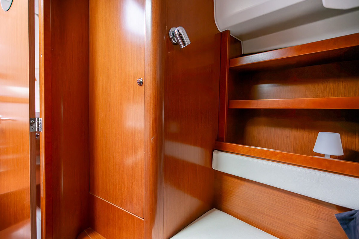 Goed onderhouden sportieve motorboot — foto 49 van 55