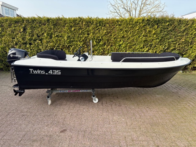 VAARKLAAR!! ZGAN Twins 435 met Tohatsu 8 PK en  Dekzeil — foto 1 van 10