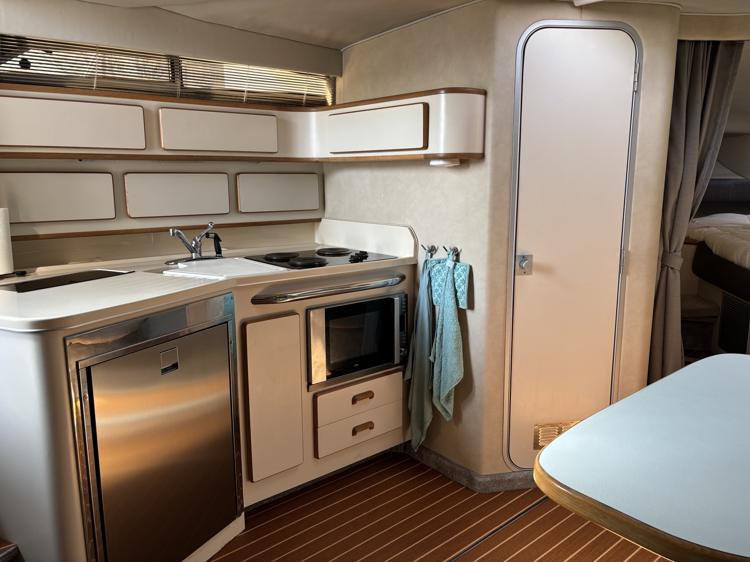 Sea Ray 370 Sundancer — foto 11 van 15
