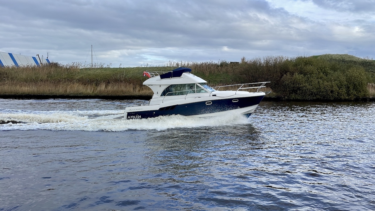 Beneteau Antares 9.80 — foto 2 van 33