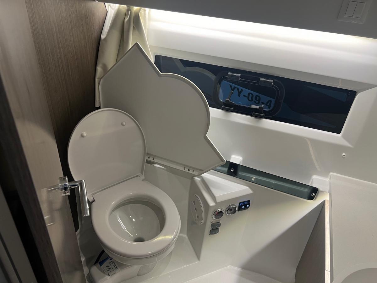 Jeanneau Merry Fisher 895 serie 2. Dit schip is aanwezig op de Yamaha stand van hiswa te water 2026. — foto 43 van 48