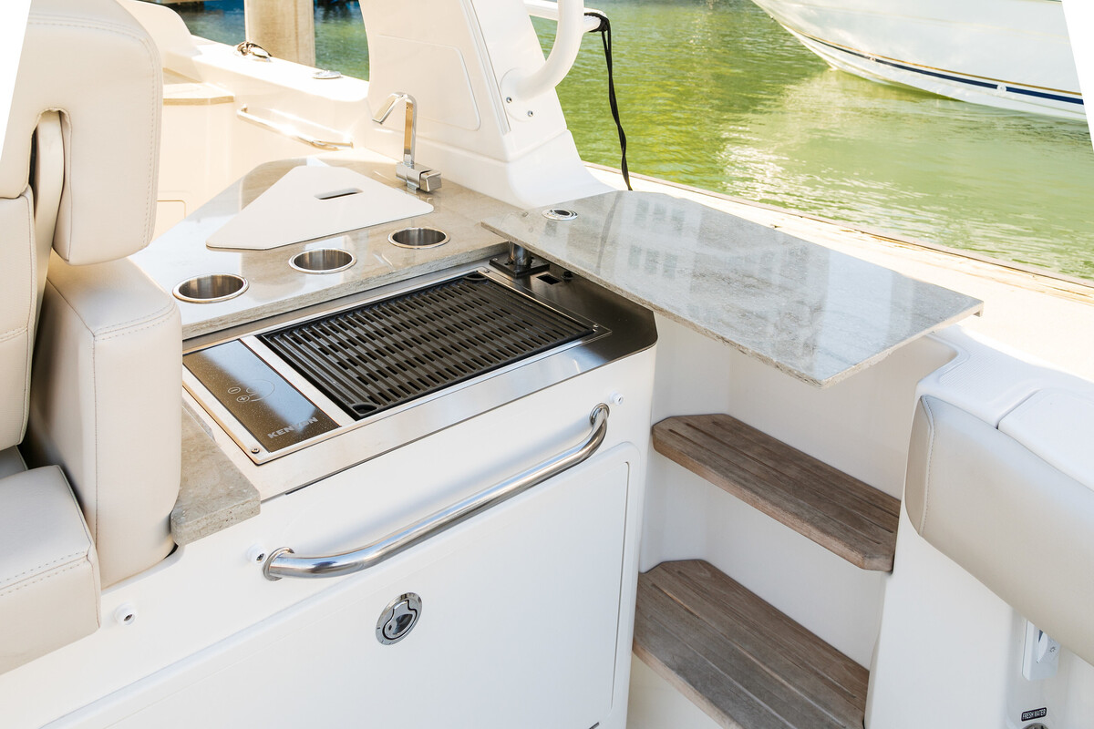 Boston Whaler 350 Realm — foto 23 van 32