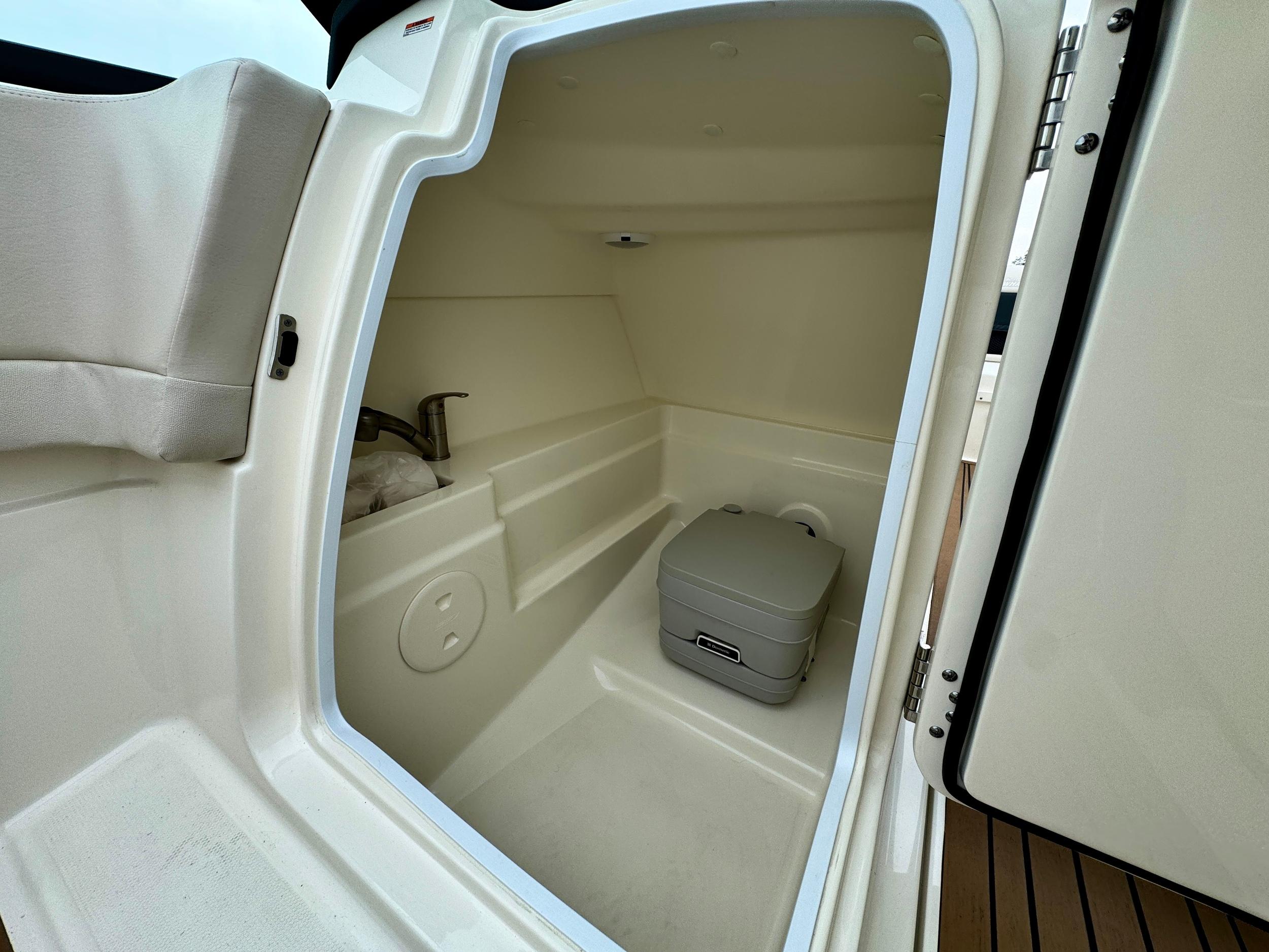 Boston Whaler 230 Vantage — foto 20 van 37