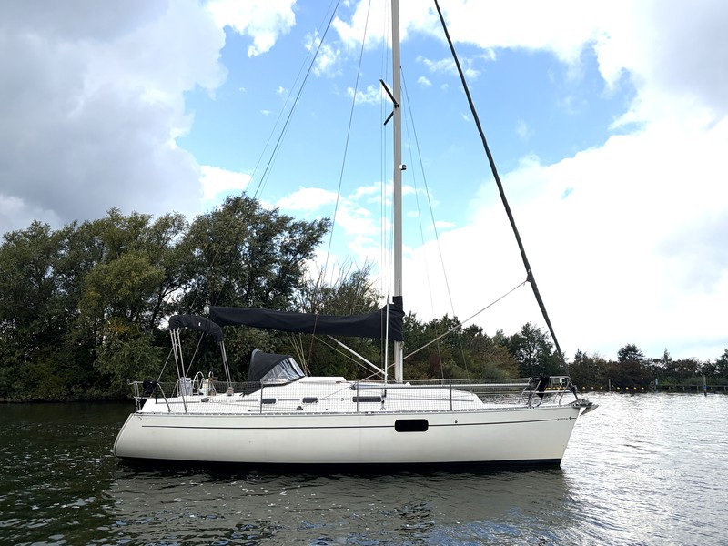 Beneteau Oceanis 321 — foto 1 van 48