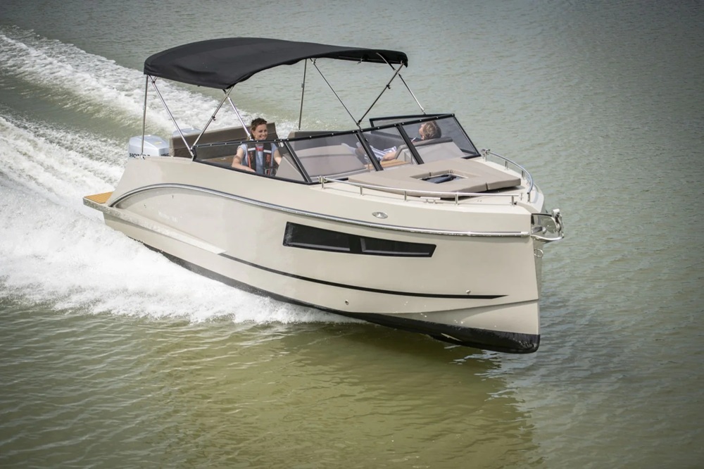Maxima 800 Cabin