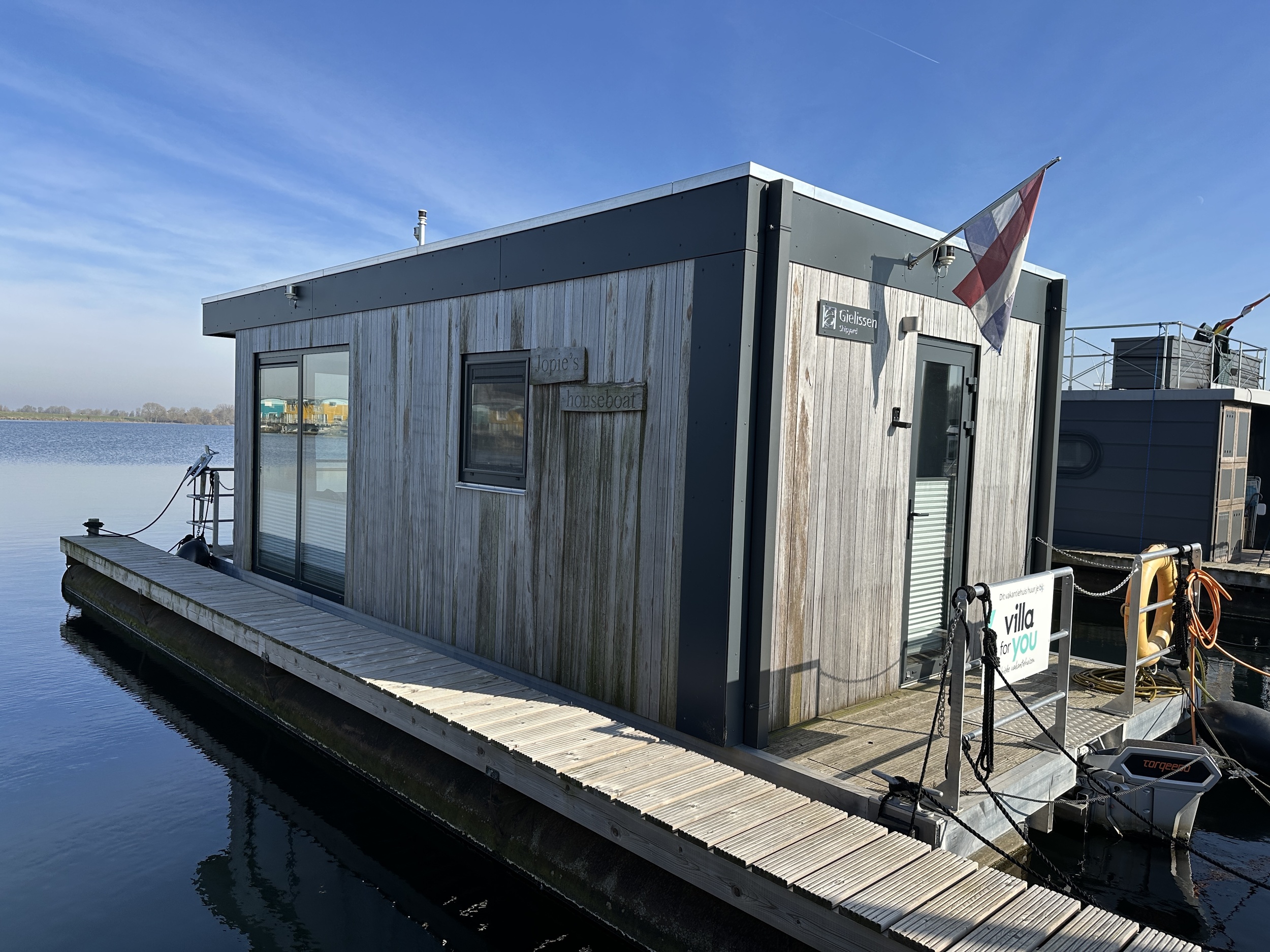 Gielissen Marin Home 32 Tiny Houseboat — foto 3 van 43