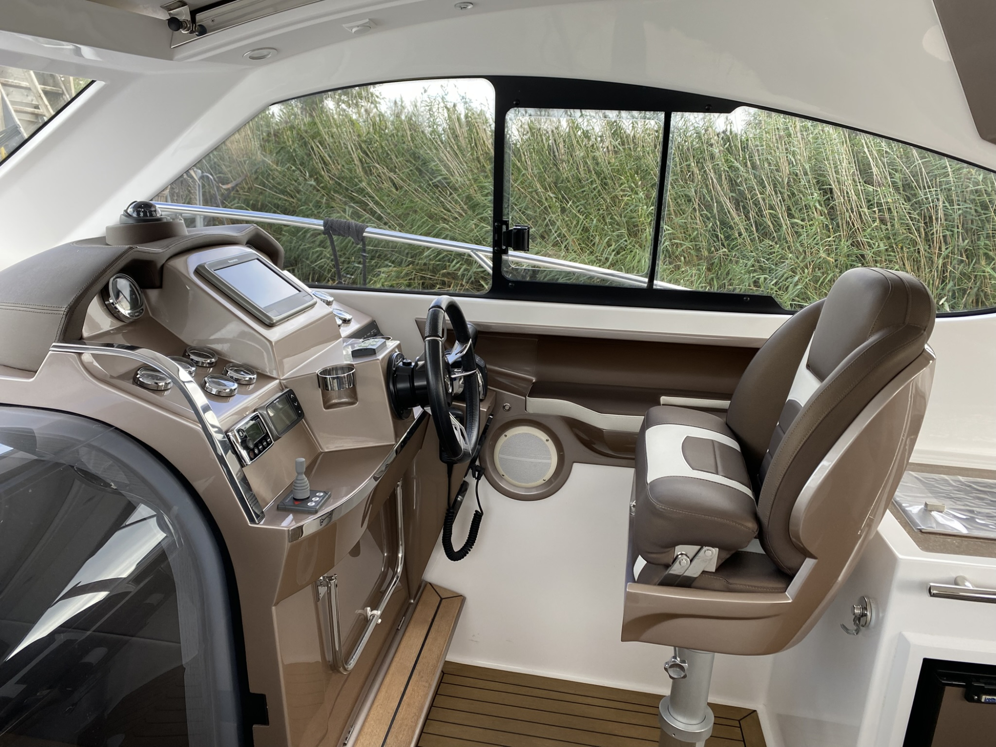 Galeon Yachts Galeon 325 HTS met 2 x Mercruiser 4.5l MPI 250 pk - Bouwjaar 2017 — foto 4 van 23