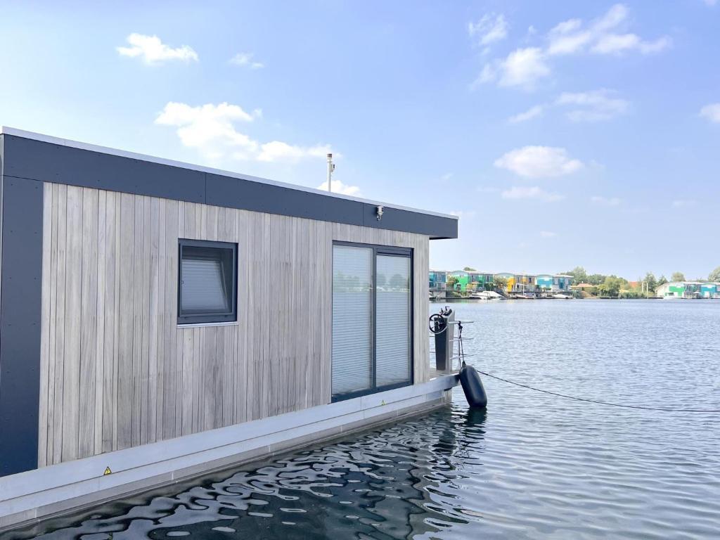 Gielissen Marin Home 32 Tiny Houseboat — foto 3 van 46
