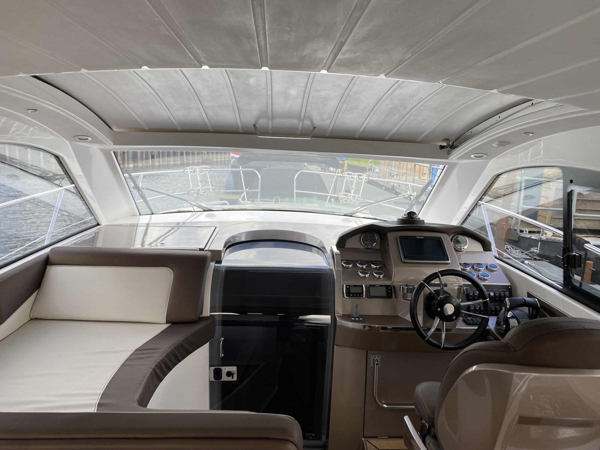 Galeon Yachts Galeon 325 HTS met 2 x Mercruiser 4.5l MPI 250 pk - Bouwjaar 2017 — foto 6 van 23