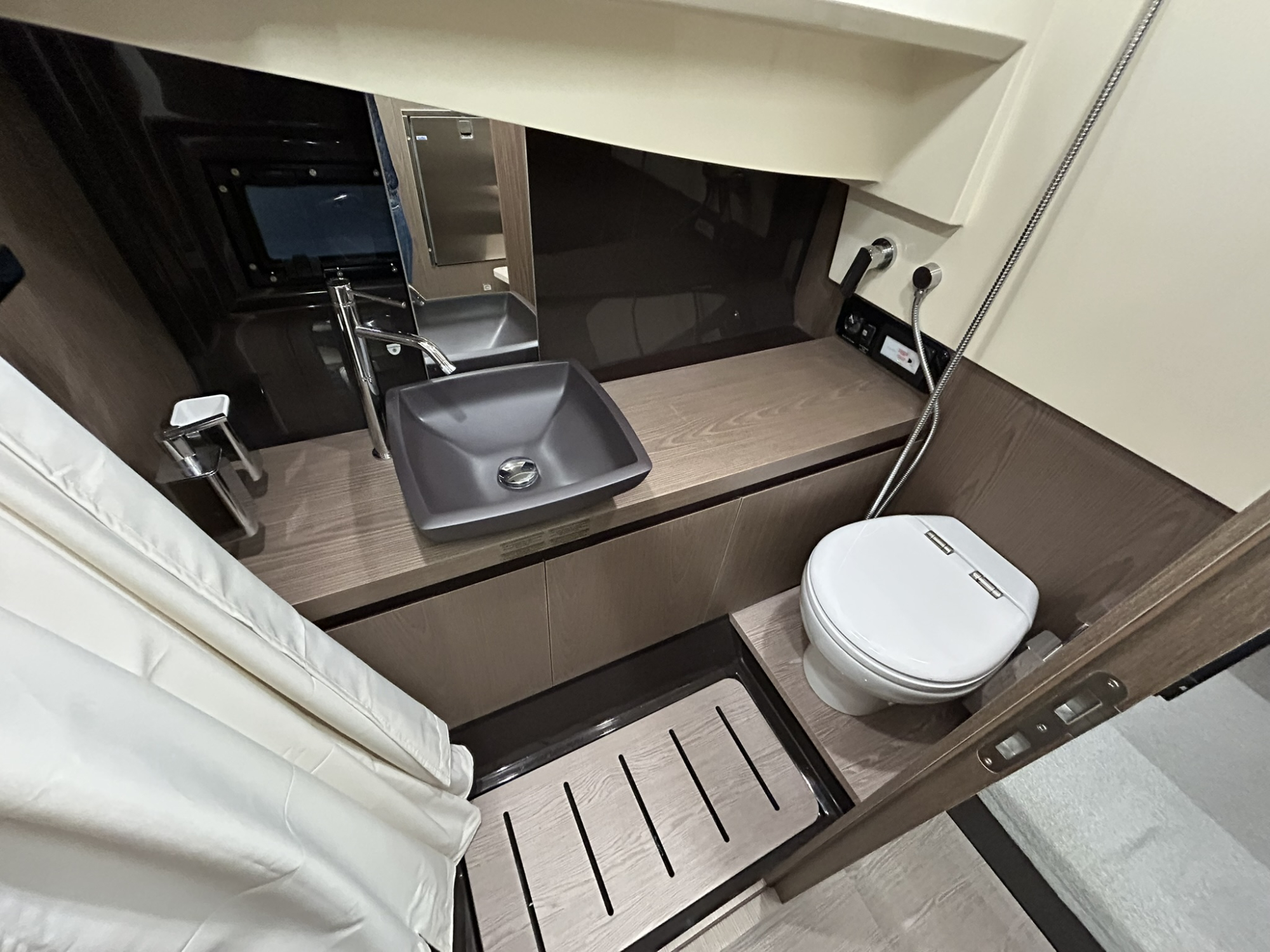 Invictus yachts Invictus 320 GT met 2 x Mercruiser 270 pk diesel van 2024! — foto 18 van 18