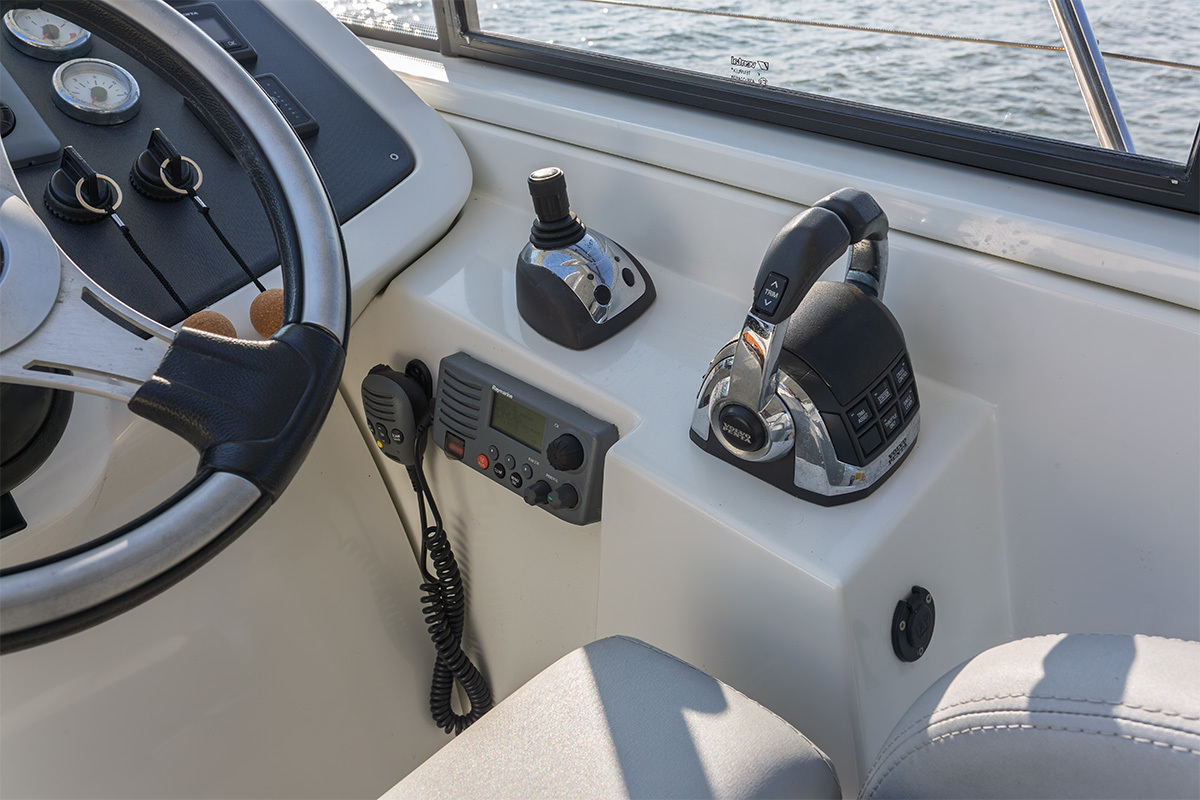 Goed onderhouden sportieve motorboot — foto 21 van 55