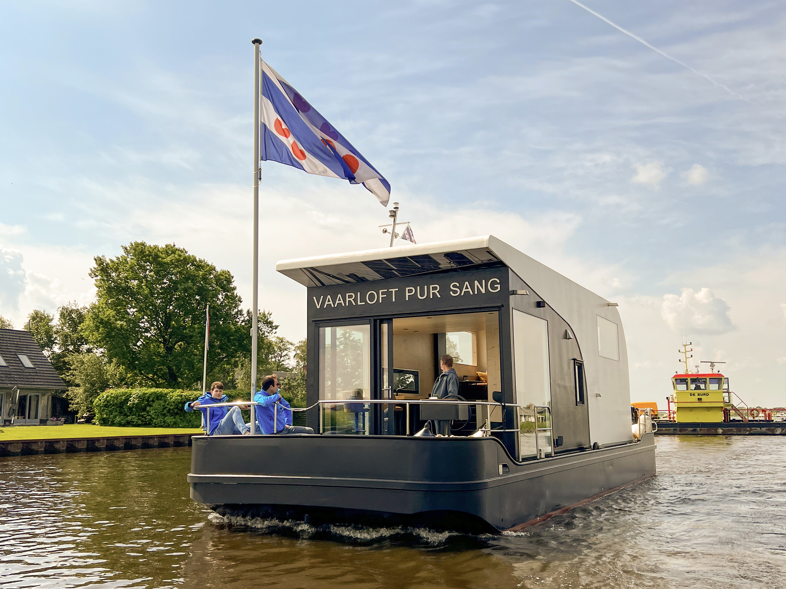 HOMESHIP VaarLoft Volledig Elektrische Houseboat — foto 2 van 60