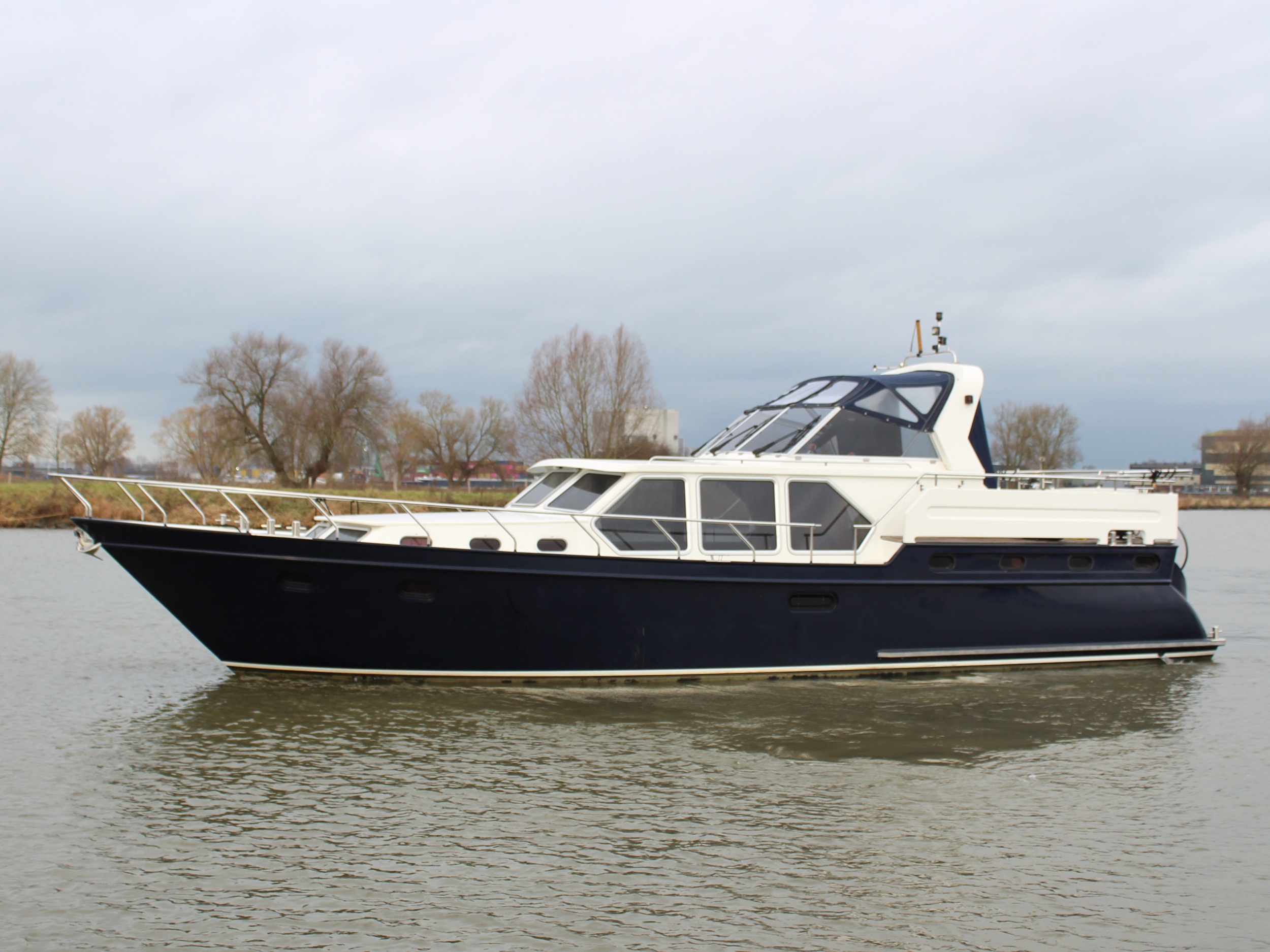Explorer 45 — foto 1 van 29