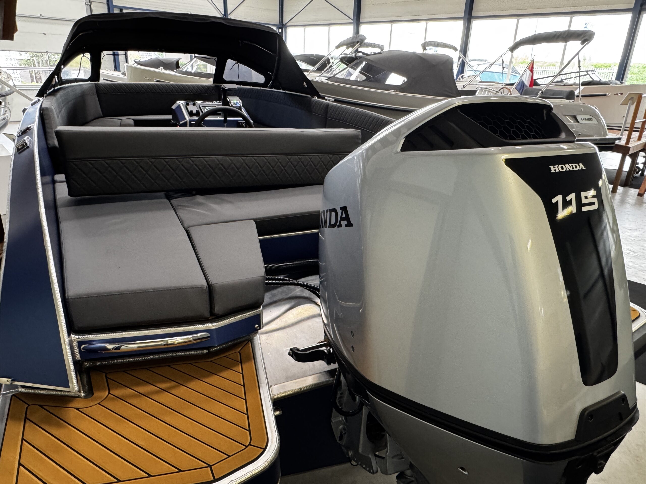 Qualia QT 22 Outboard — foto 21 van 28