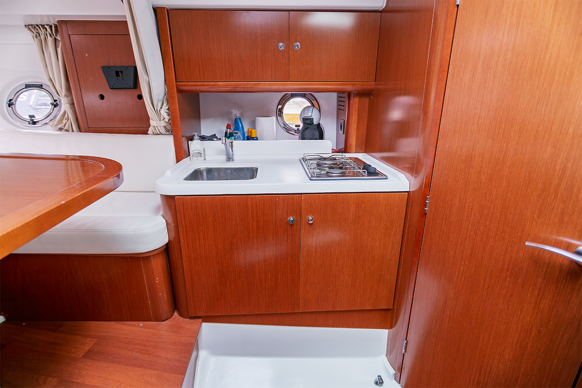 Goed onderhouden sportieve motorboot — foto 42 van 55