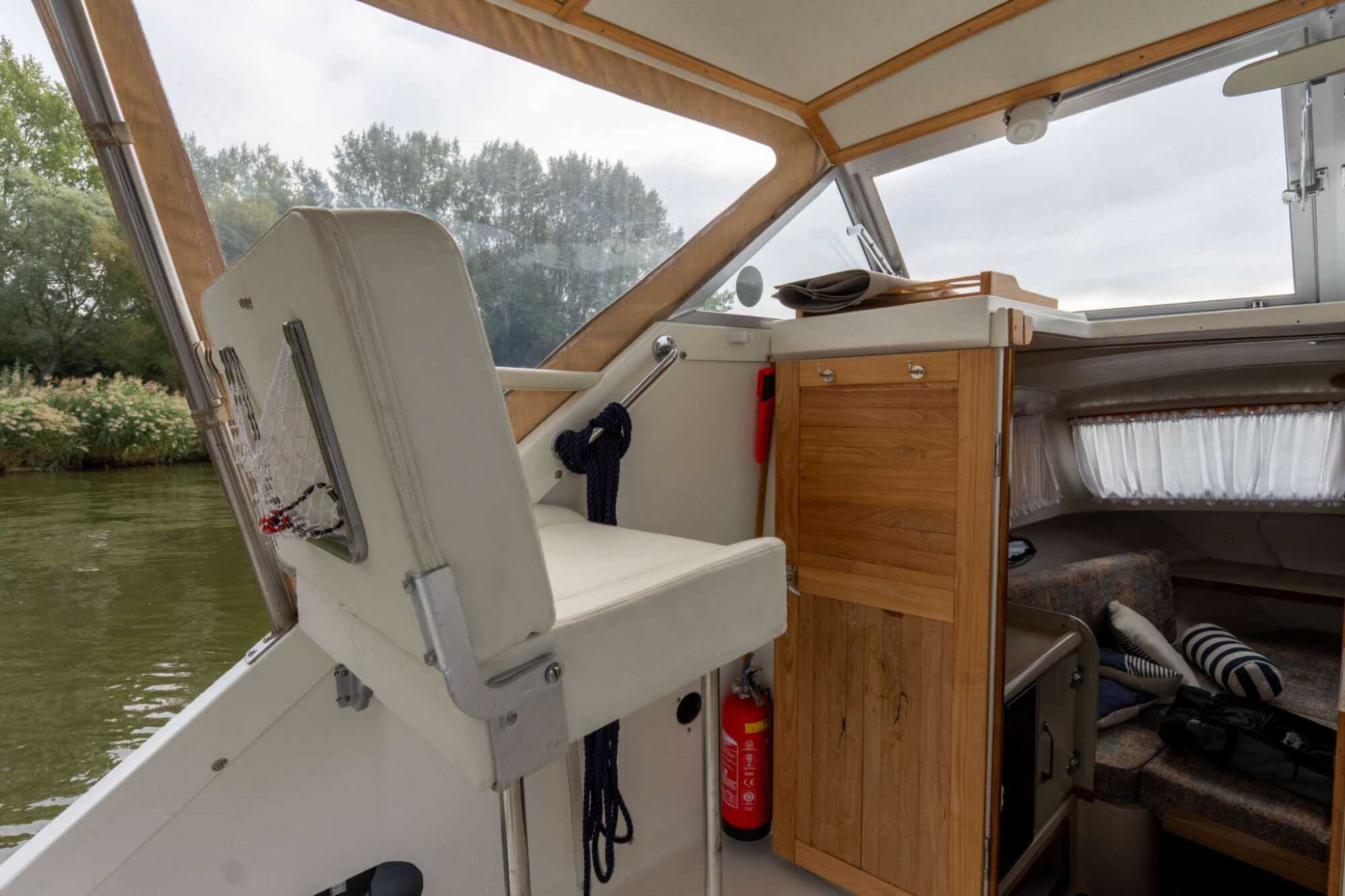 Bertram 25 Express Cruiser — foto 10 van 28