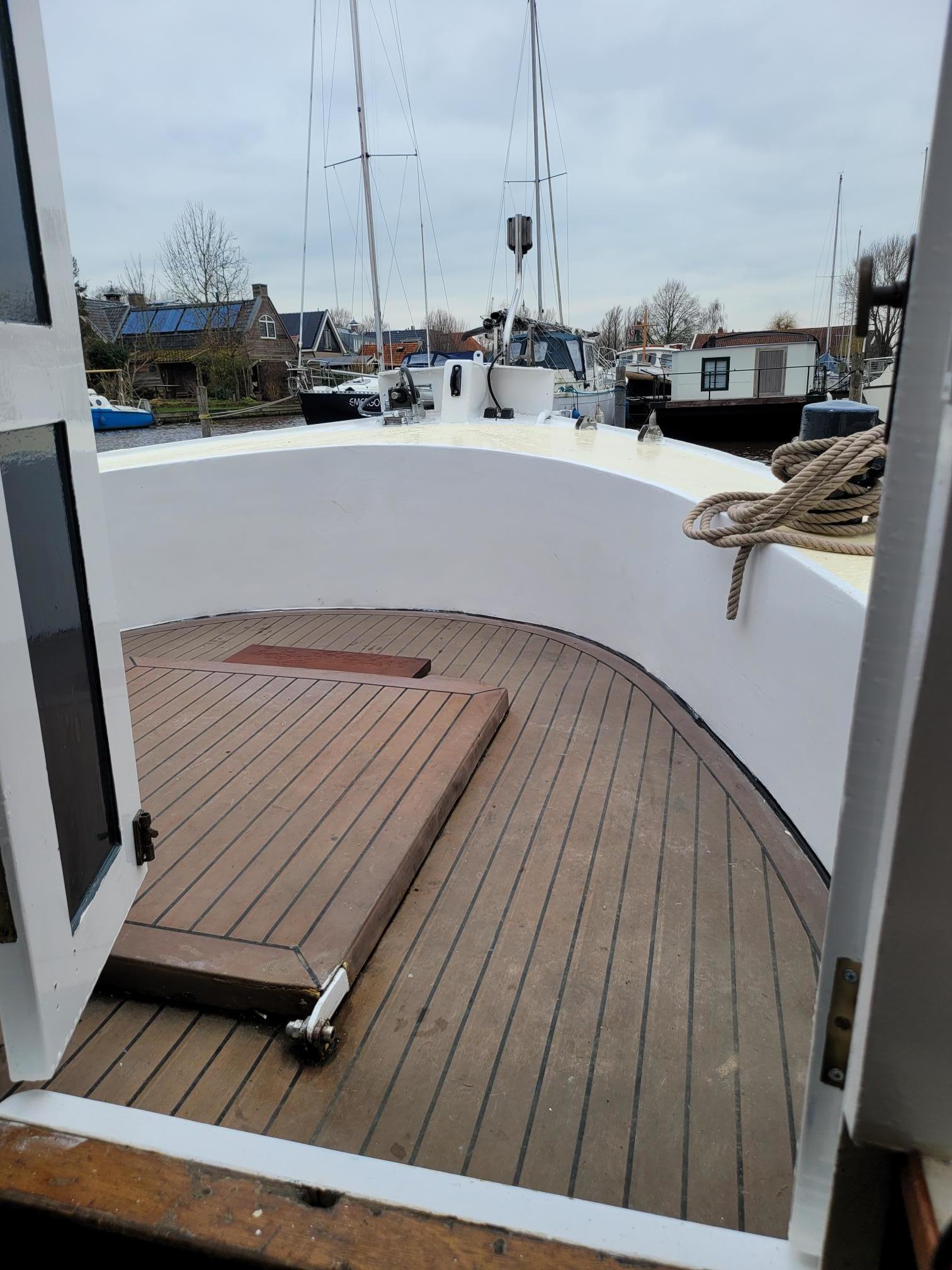 Cabin sloep van 9.7 mtr met 4 cil. dieselmotor geheel gerefit — foto 4 van 12
