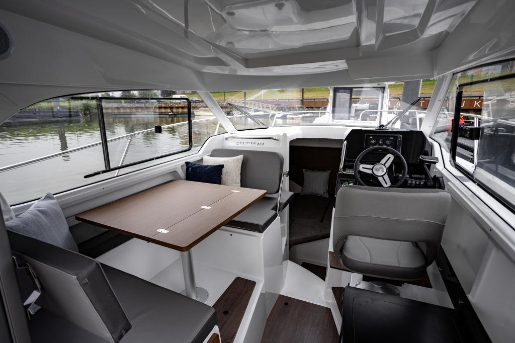Beneteau Antares 8 | 250PK Honda | Weekender — foto 9 van 22