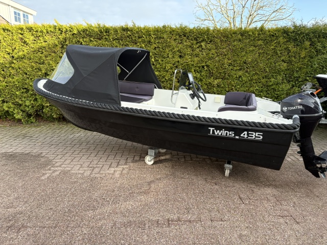 VAARKLAAR!! Twins 435 met buiskap en Tohatsu 9.8 PK