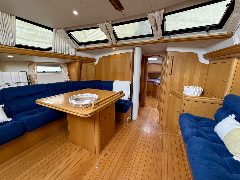 Oyster 45 Deck Saloon — foto 8 van 12