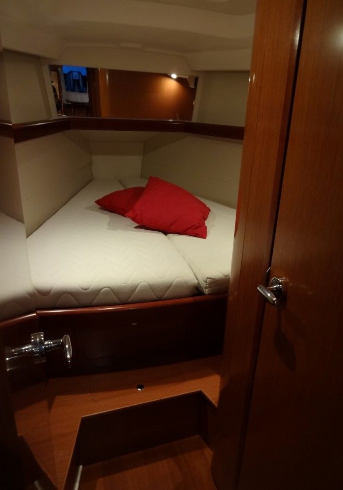 Beneteau Oceanis 40 — foto 2 van 2
