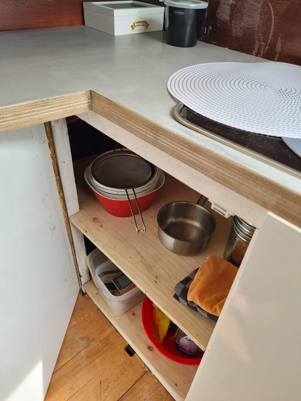Cabin sloep van 9.7 mtr met 4 cil. dieselmotor geheel gerefit — foto 9 van 12