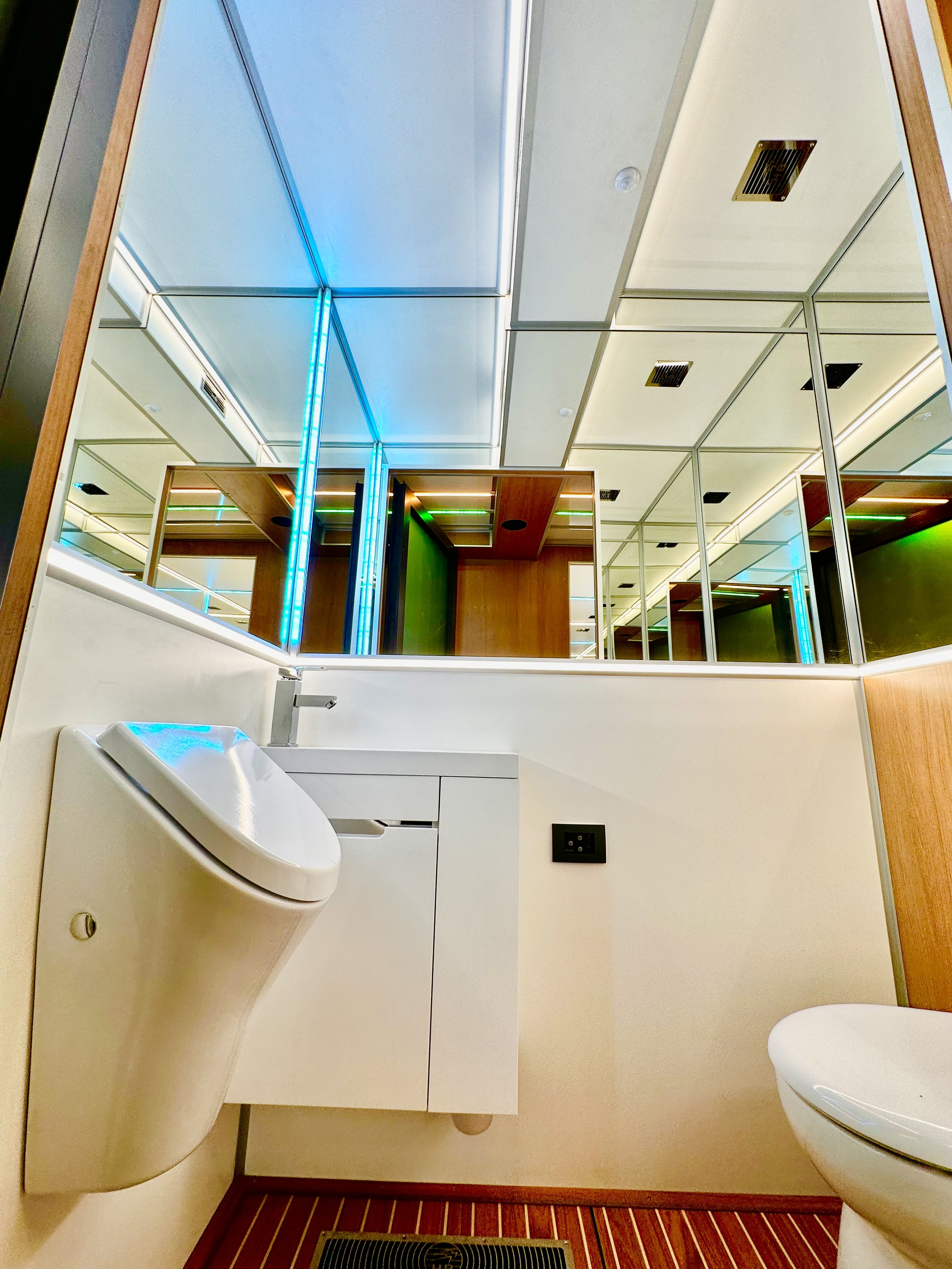 Holiday Boat Sundeck 57 Passenger Catamaran — foto 7 van 39