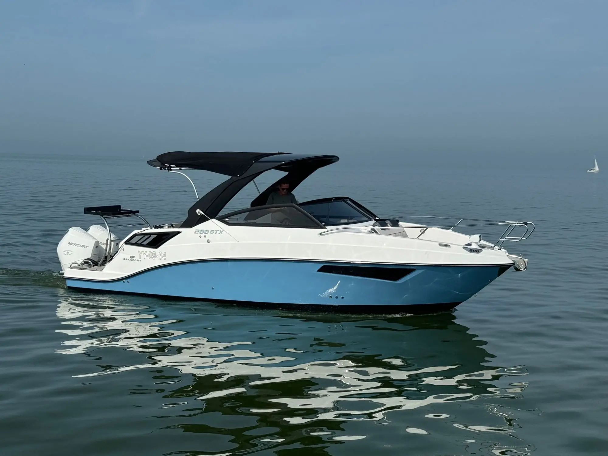 De Granfort 288 GTX is onstaan uit een samenwerking van de werf Fibrafort en Porsch Consulting. — foto 1 van 11