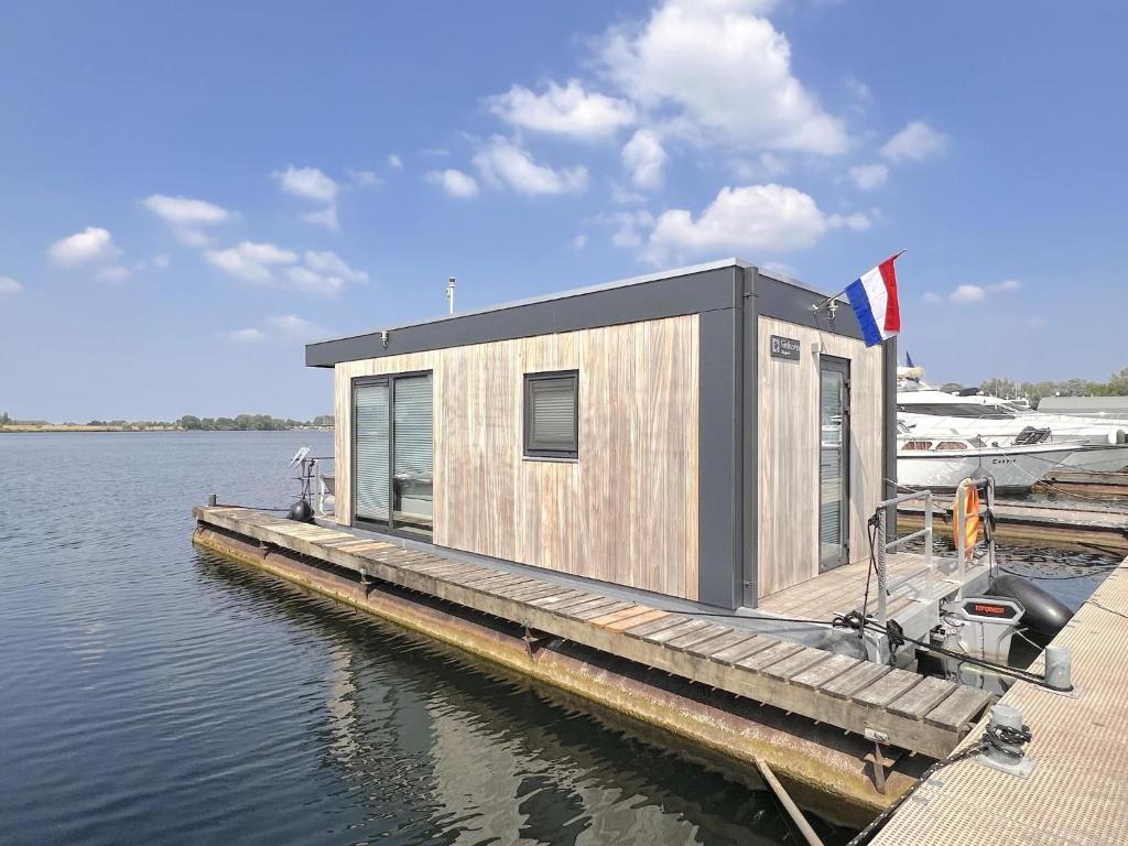Gielissen Marin Home 32 Tiny Houseboat — foto 1 van 46
