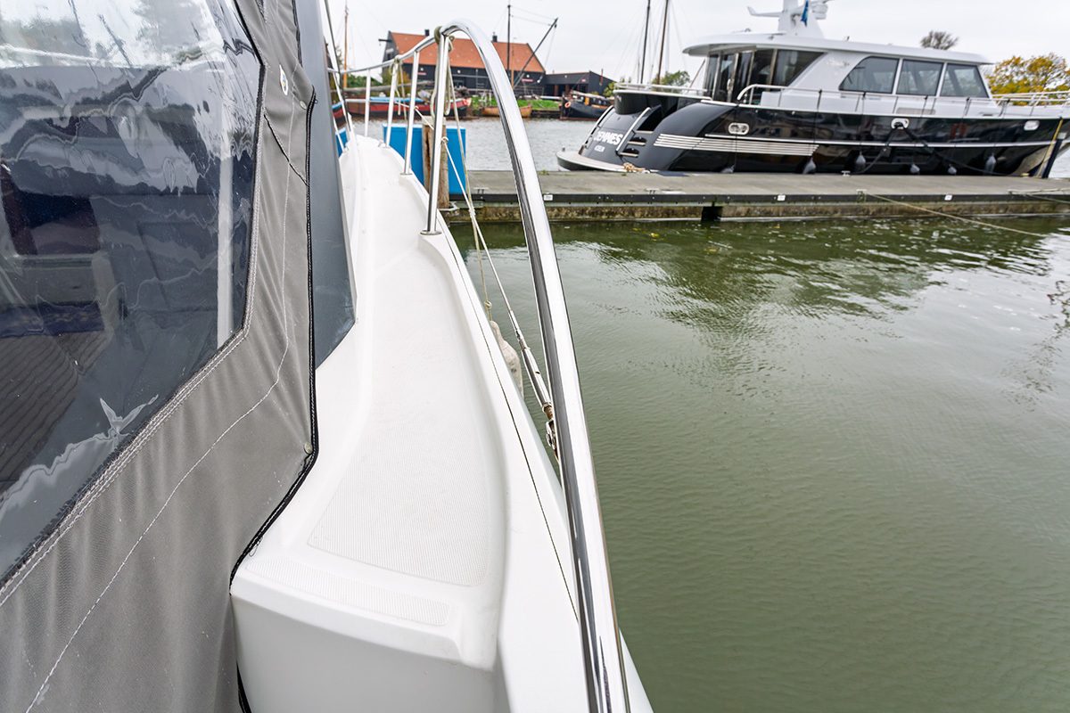 Goed onderhouden sportieve motorboot — foto 33 van 55