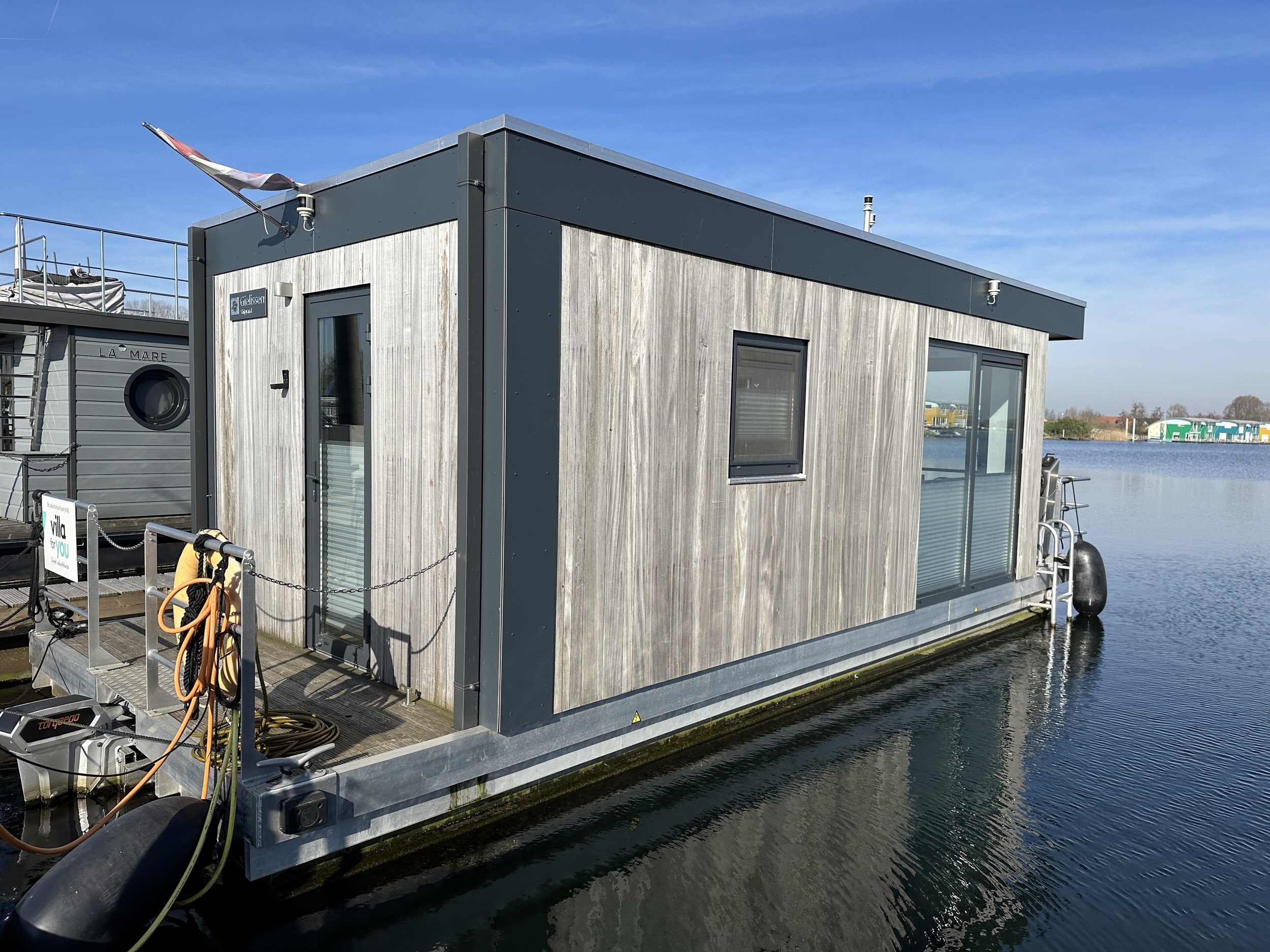 Gielissen Marin Home 32 Tiny Houseboat — foto 2 van 43