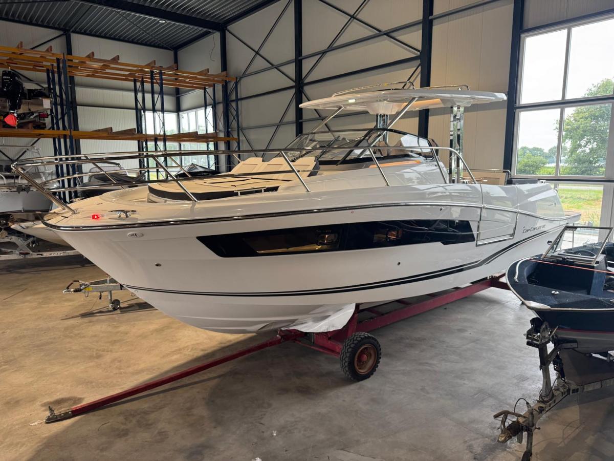 Jeanneau Cap Camarat 10.5 WA S2 op voorraad. Dit schip is aanwezig op de yamaha stand van hiswa te water 2026. — foto 6 van 35