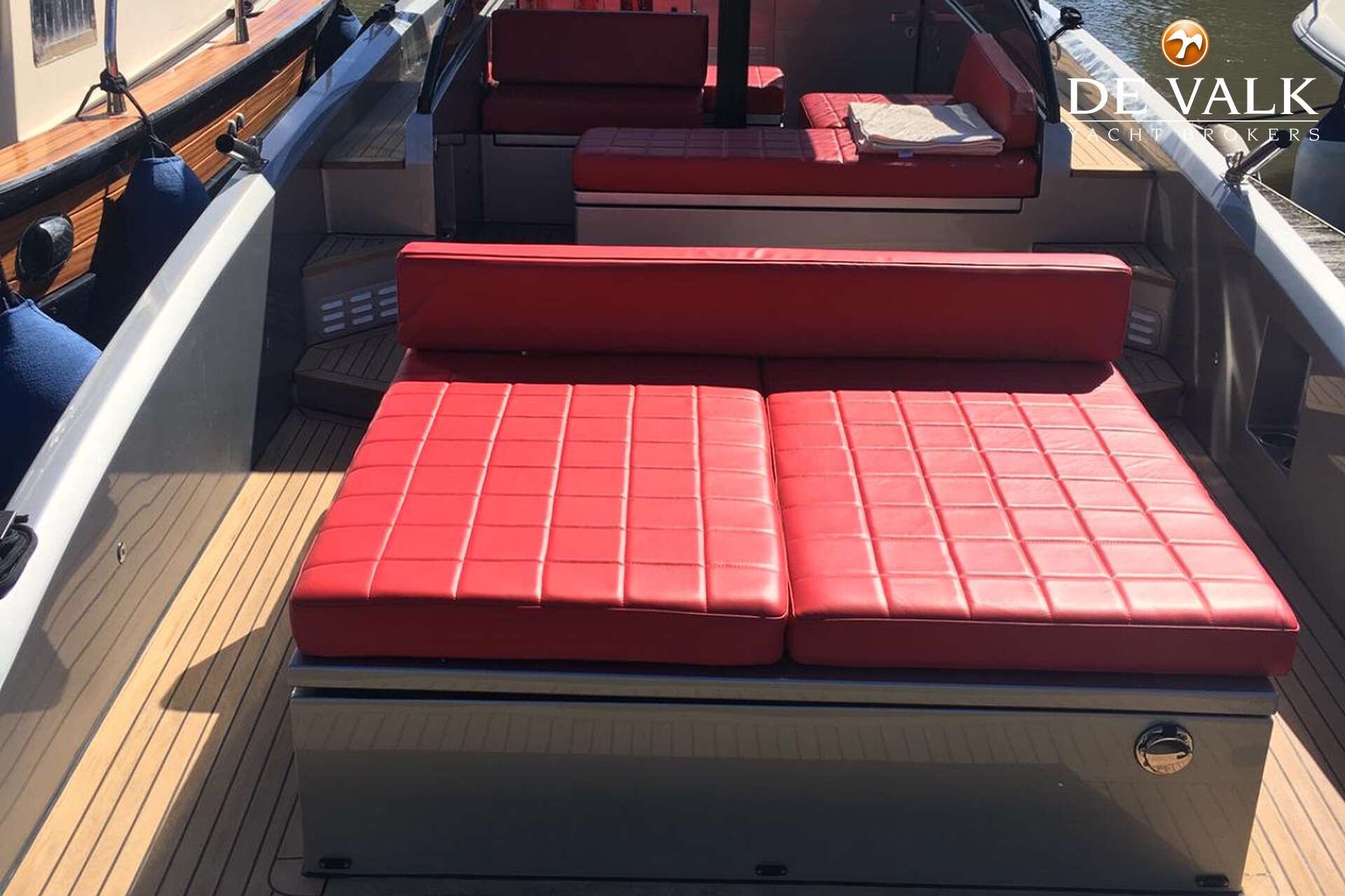 Vanquish VQ32 — foto 4 van 8