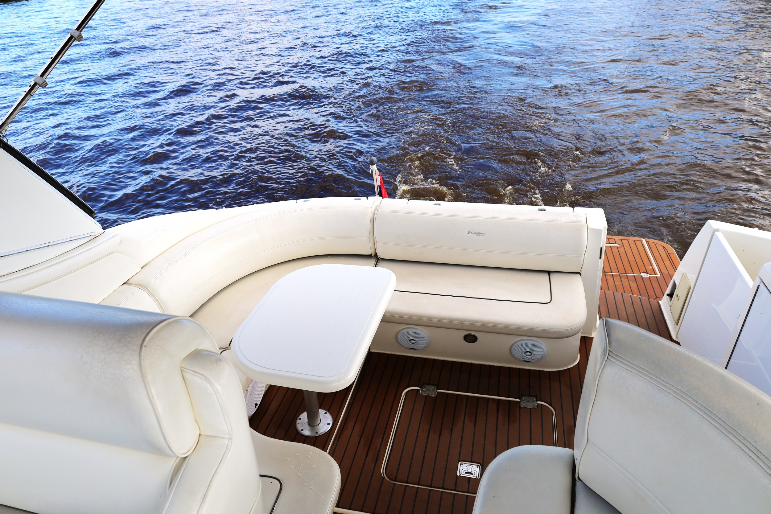 Cruiser Yachts 370 Express — foto 10 van 31
