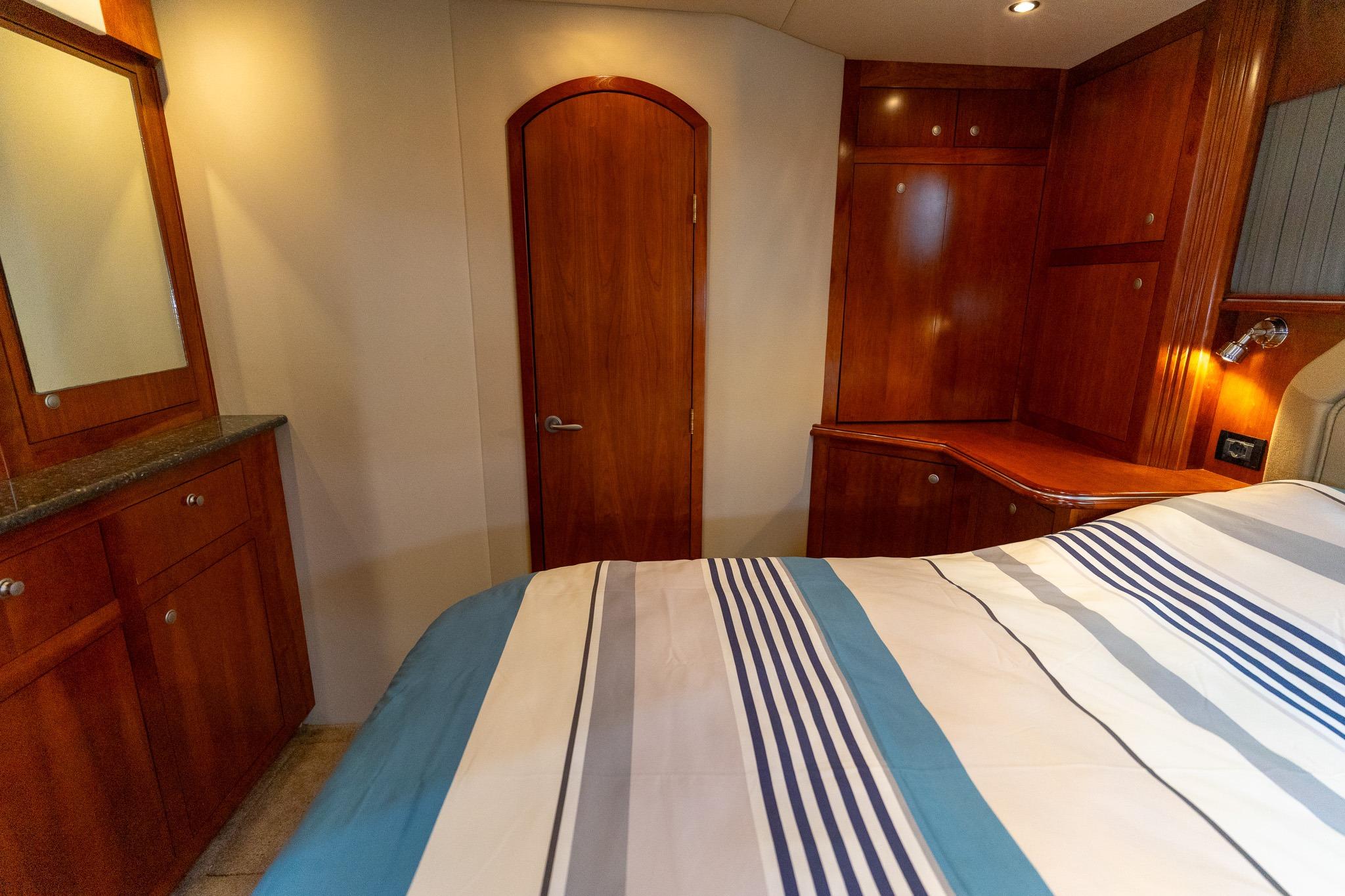 Cruisers Yachts 415 Express Motoryacht — foto 17 van 100