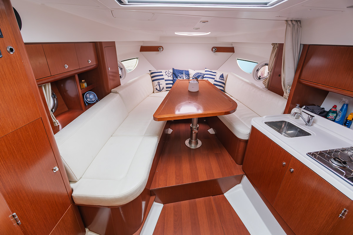 Goed onderhouden sportieve motorboot — foto 36 van 55