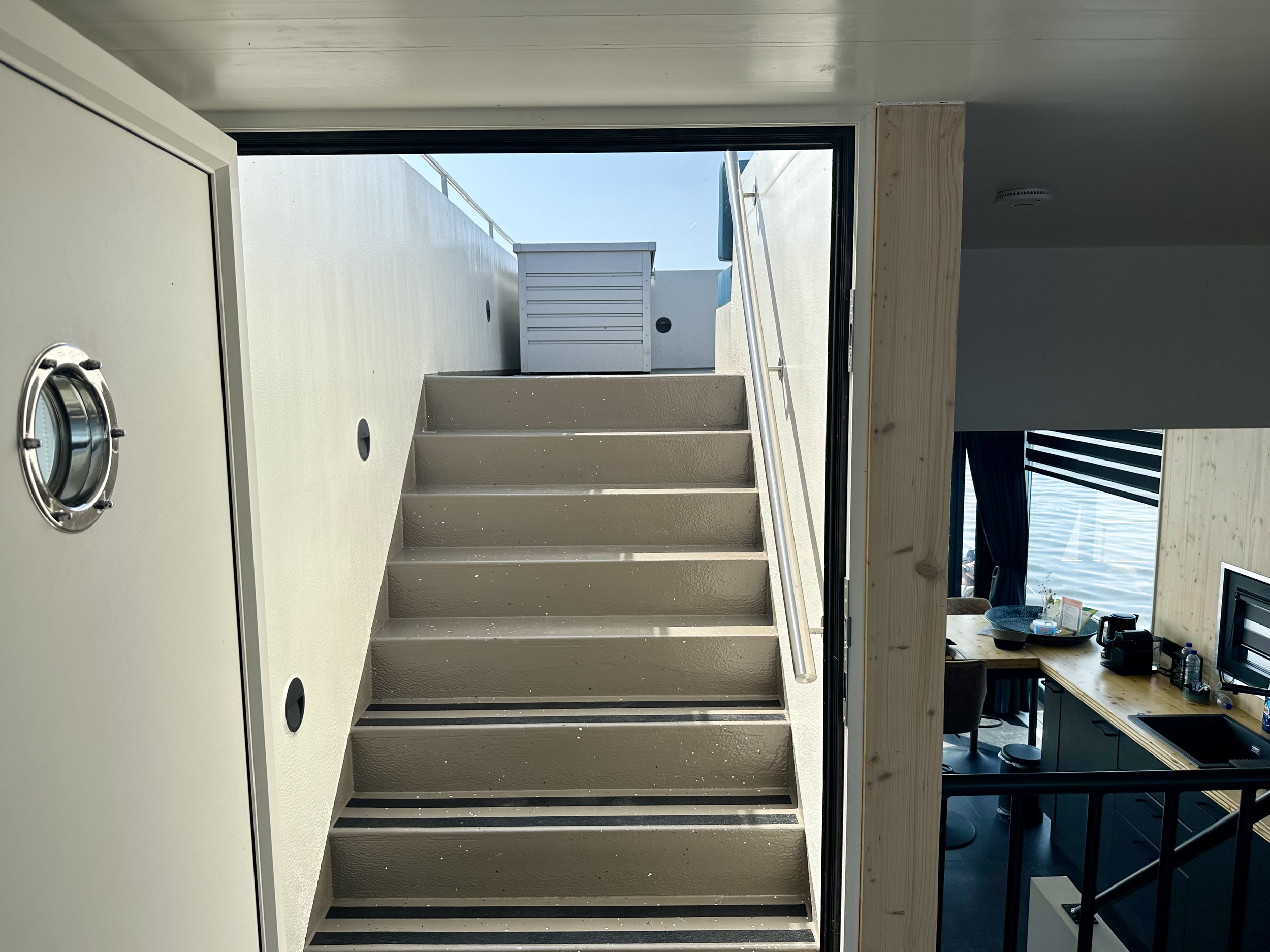 HOMESHIP VaarLoft Volledig Elektrische Houseboat — foto 32 van 60