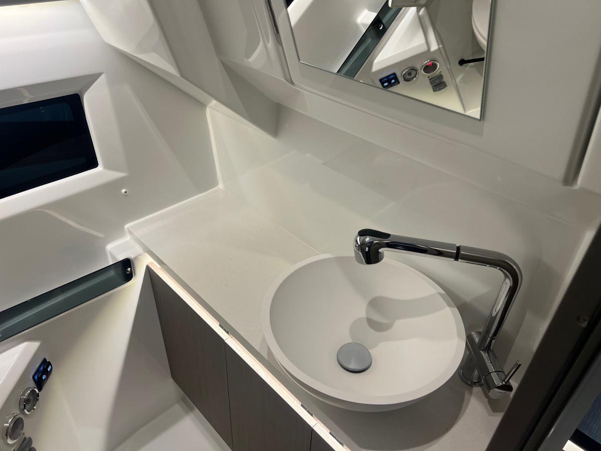 Jeanneau Merry Fisher 895 serie 2. Dit schip is aanwezig op de Yamaha stand van hiswa te water 2026. — foto 44 van 48