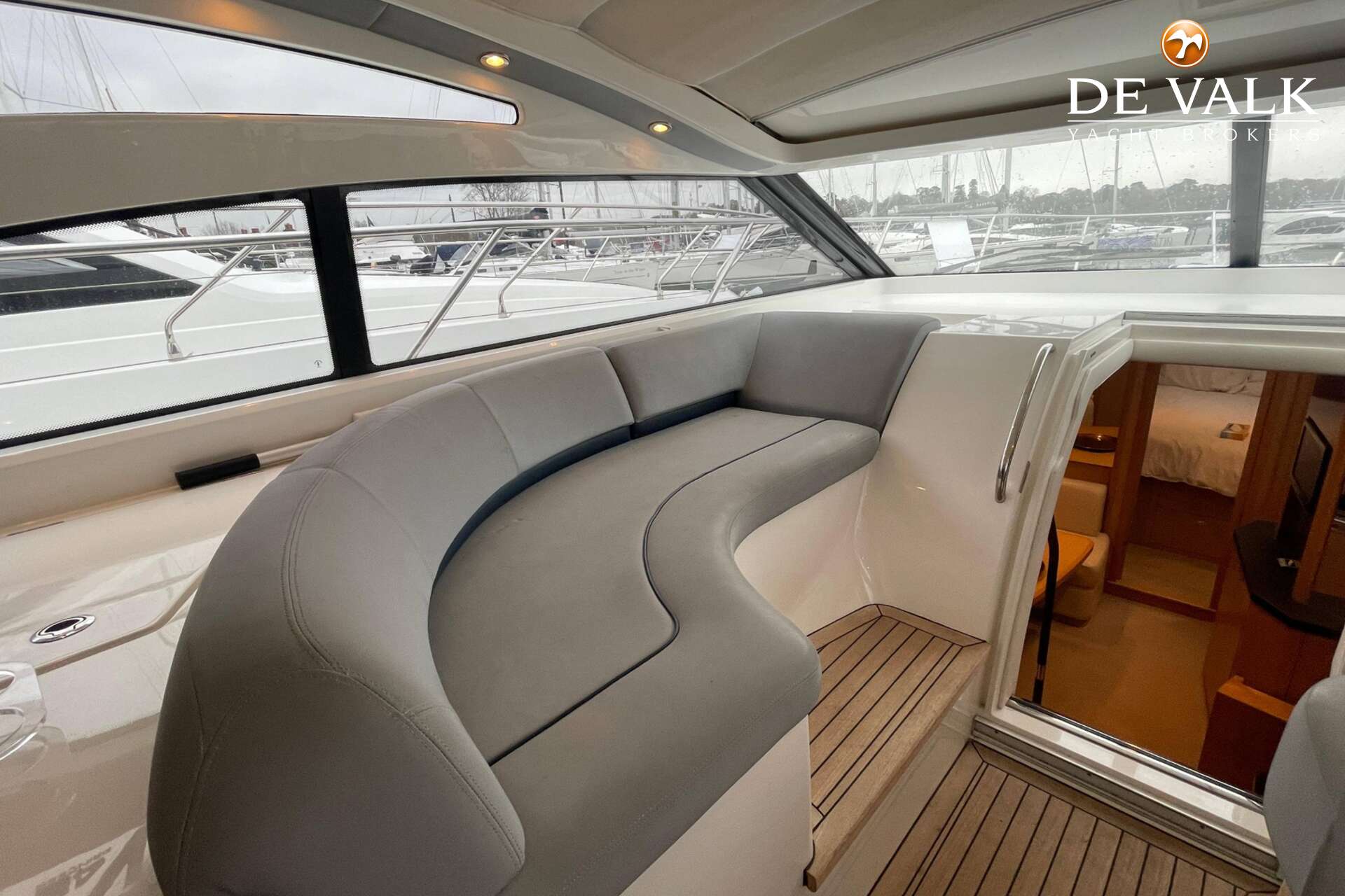 Princess V42 — foto 16 van 30