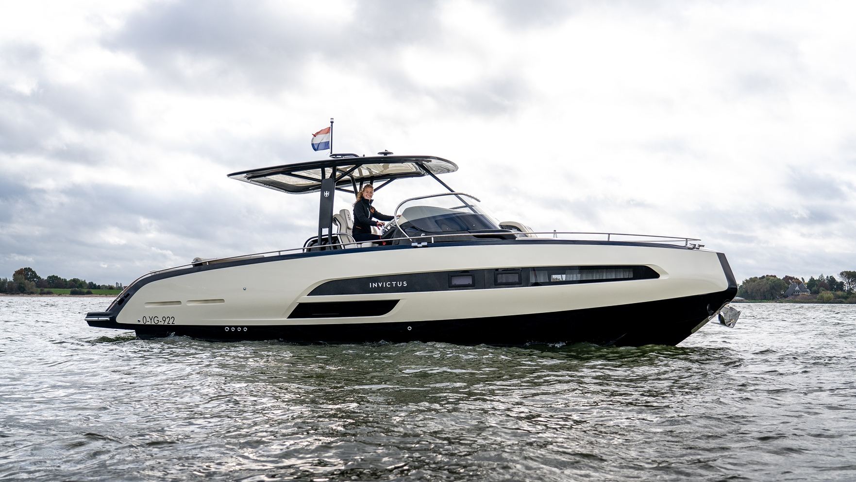 Invictus yachtsAANBIEDING - Invictus 320 GT met 2 x Volvo Penta V8 350 pk jong gebruikt!