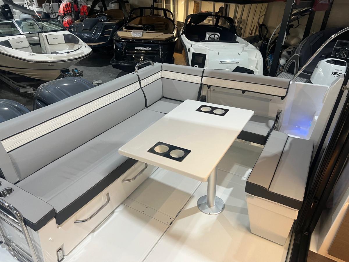 Jeanneau Merry Fisher 895 serie 2. Dit schip is aanwezig op de Yamaha stand van hiswa te water 2026. — foto 24 van 48
