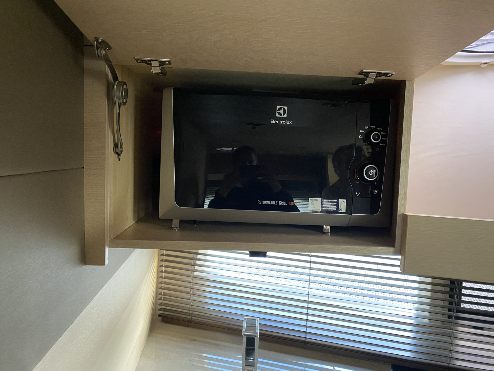 Galeon Yachts Galeon 325 HTS met 2 x Mercruiser 4.5l MPI 250 pk - Bouwjaar 2017 — foto 14 van 23