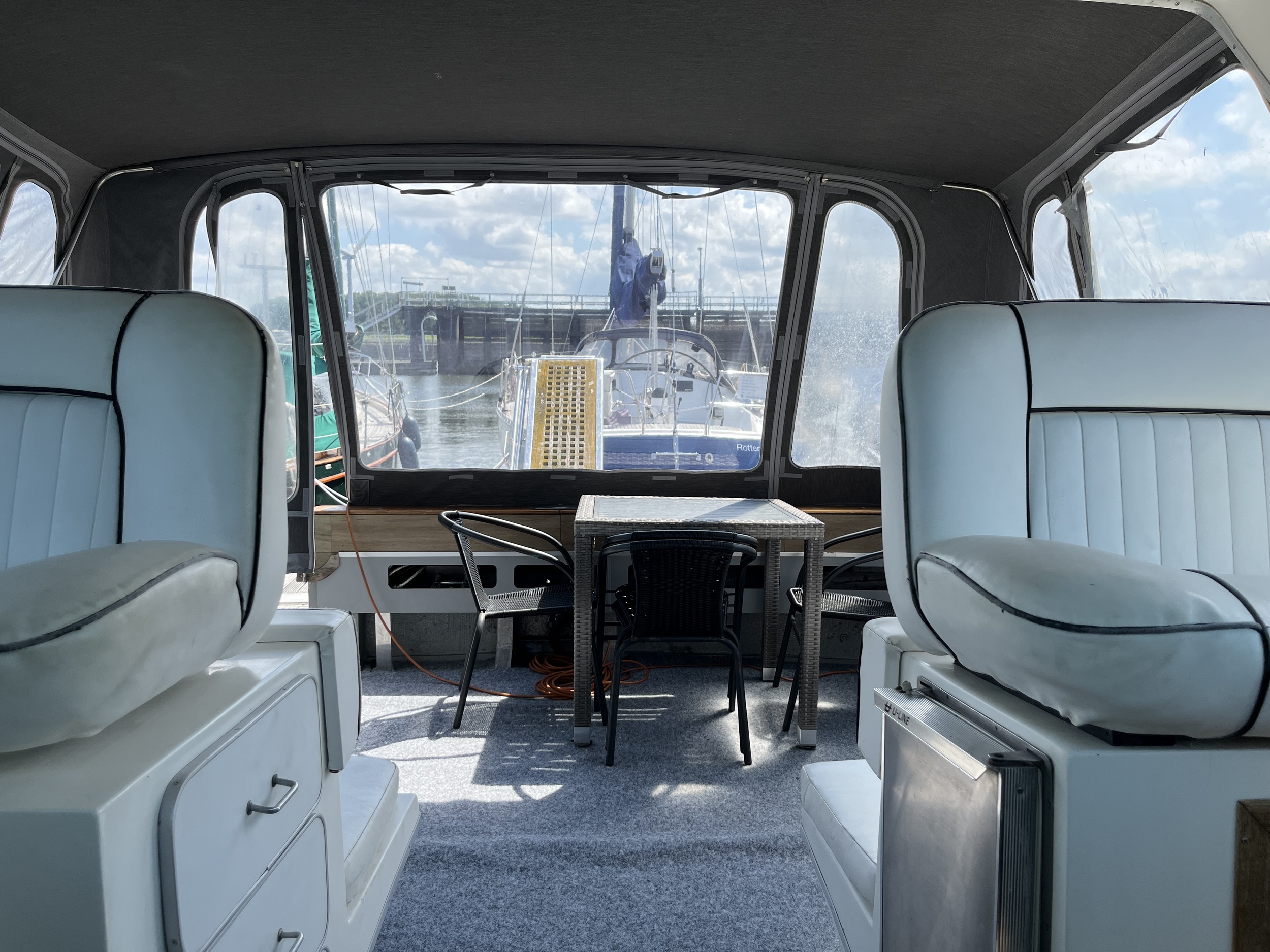 Sea Ray 390 Express Cruiser — foto 36 van 43