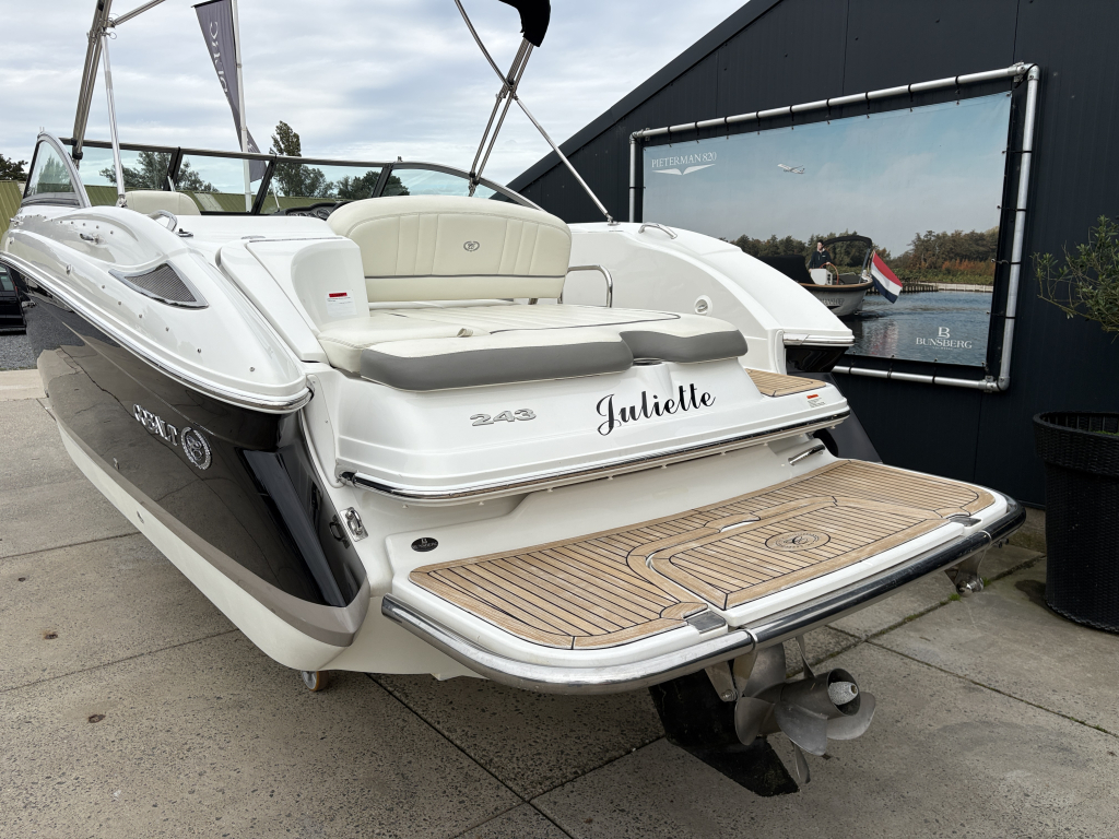 Cobalt 243 Cuddy (2011) — foto 5 van 6