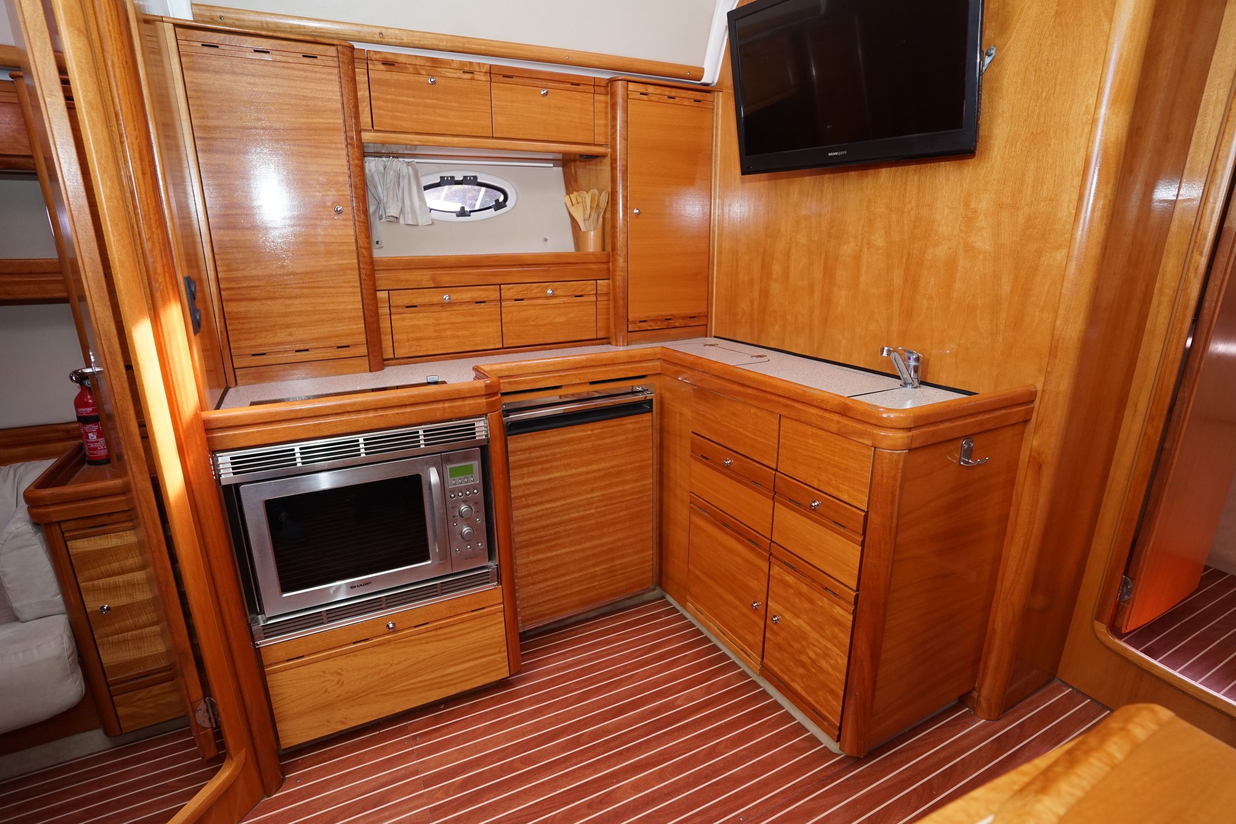 Bavaria 42 HT Sport IPS-500 - hydraulic platform — foto 15 van 42