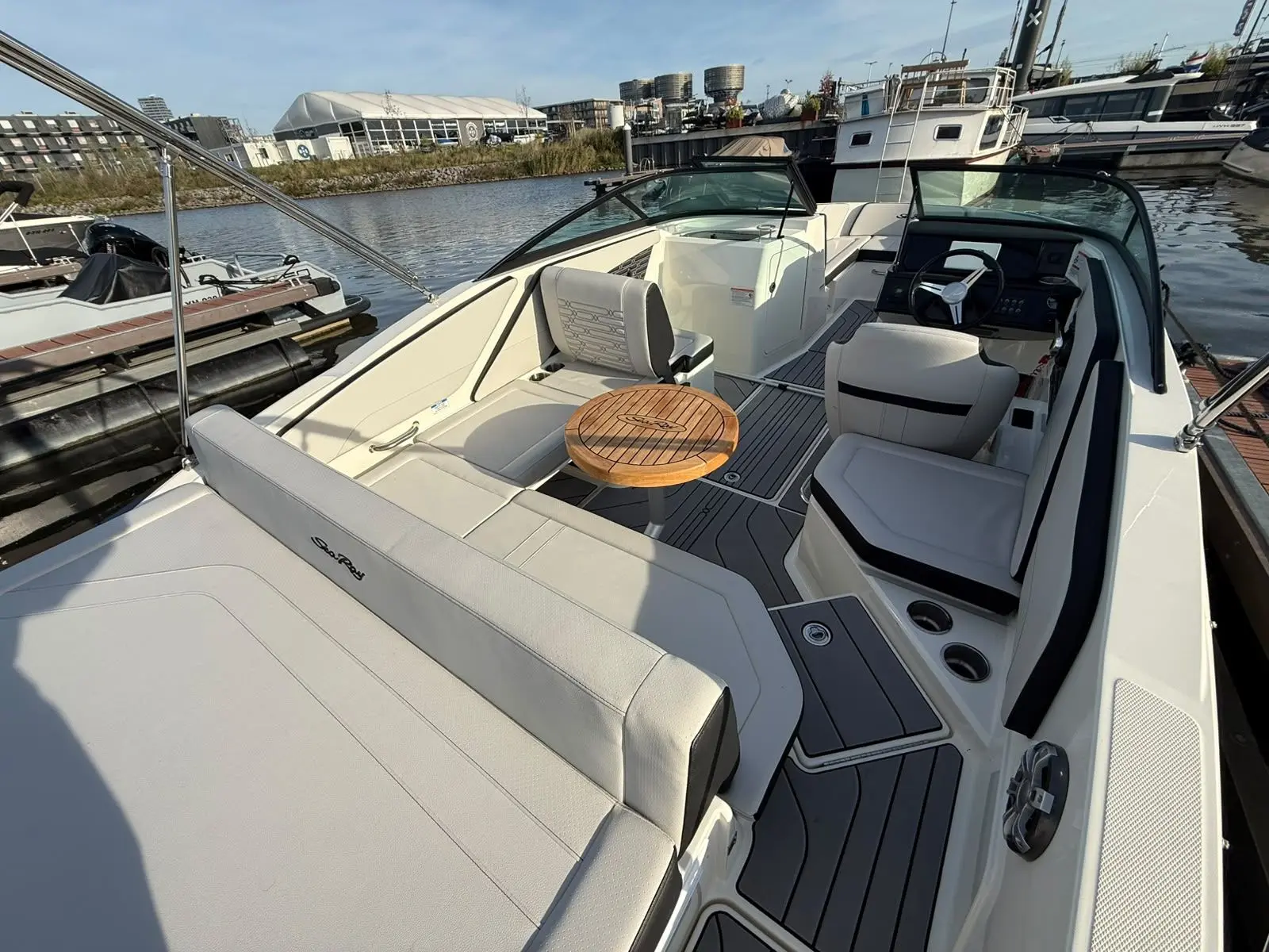 Sea Ray SPX 210 (New Model / 2026) — foto 21 van 31